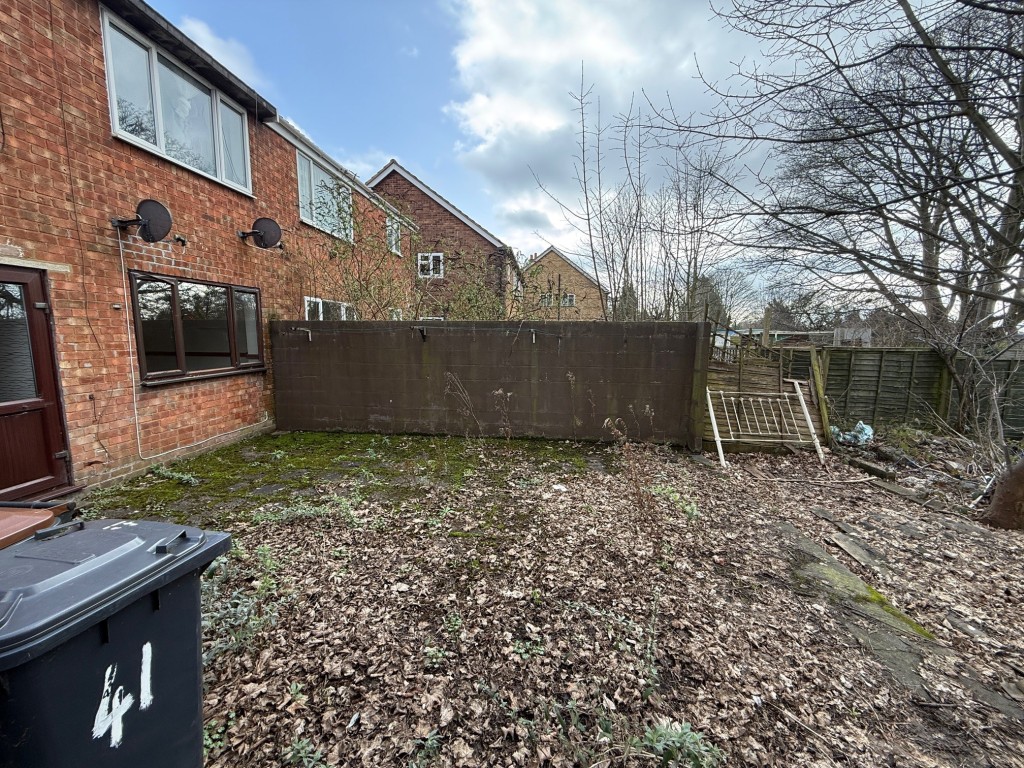 Lot: 177 - TWO-BEDROOM GROUND FLOOR MAISONETTE WITH GARDEN - Rear garden area